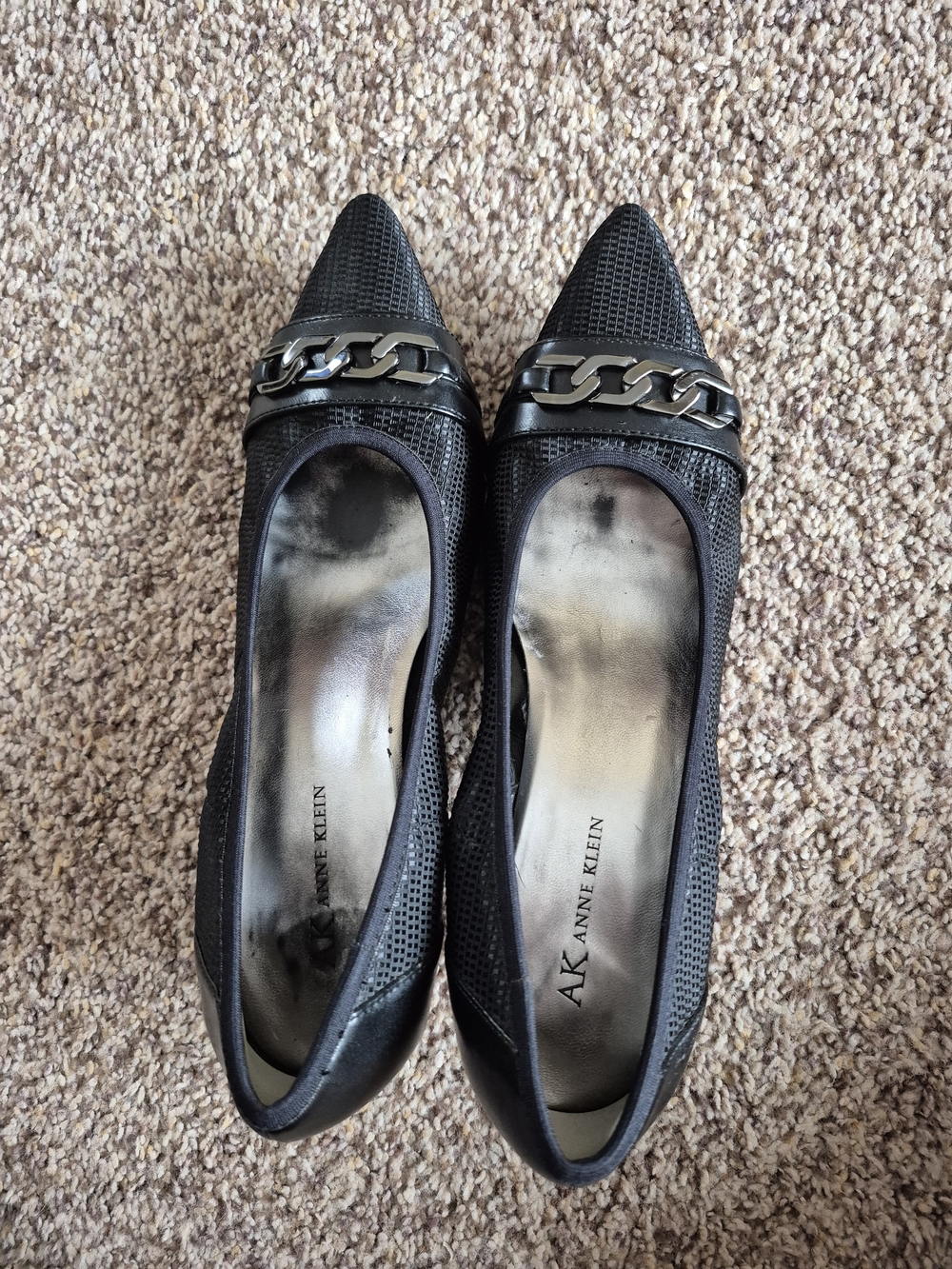 Anne Klein Vintage Womens Size 8.5 Black Pointed Toe Mid Heel and Chain Accent